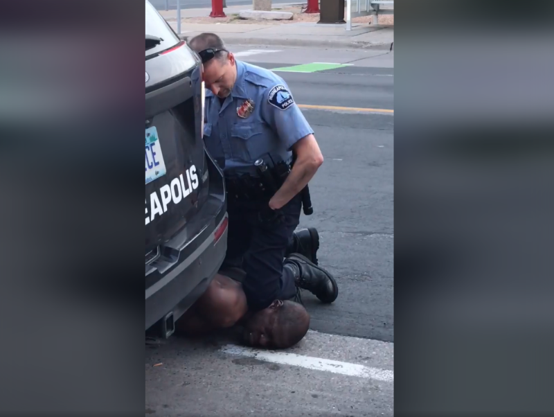 年約40歲的非裔男子佛洛伊德日前在明尼阿波利斯街上，被1名員警以膝蓋壓制他的頸部，整個人動彈不得。   圖：翻攝Darnella Frazier臉書