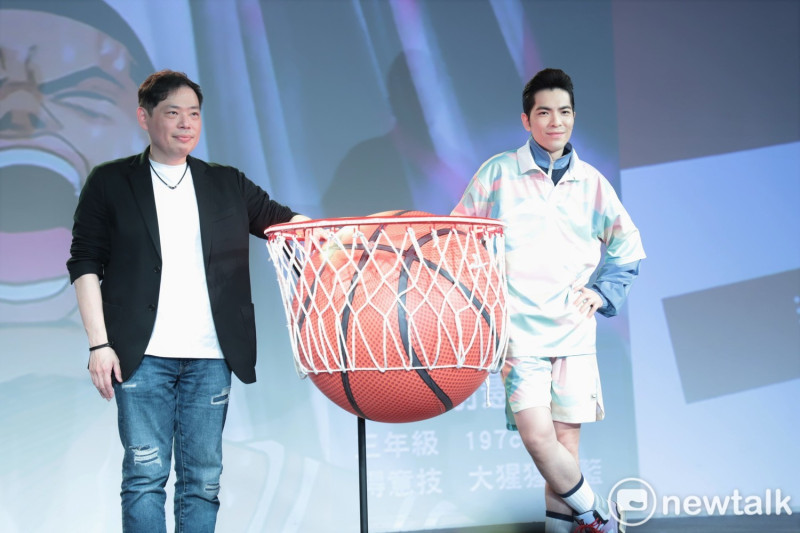 DeNA台灣分公司總經理陳銘寬（左）與遊戲代言人蕭敬騰（右）宣告《灌籃高手 SLAM DUNK》手遊正式啟動。   圖：簡育詮/攝