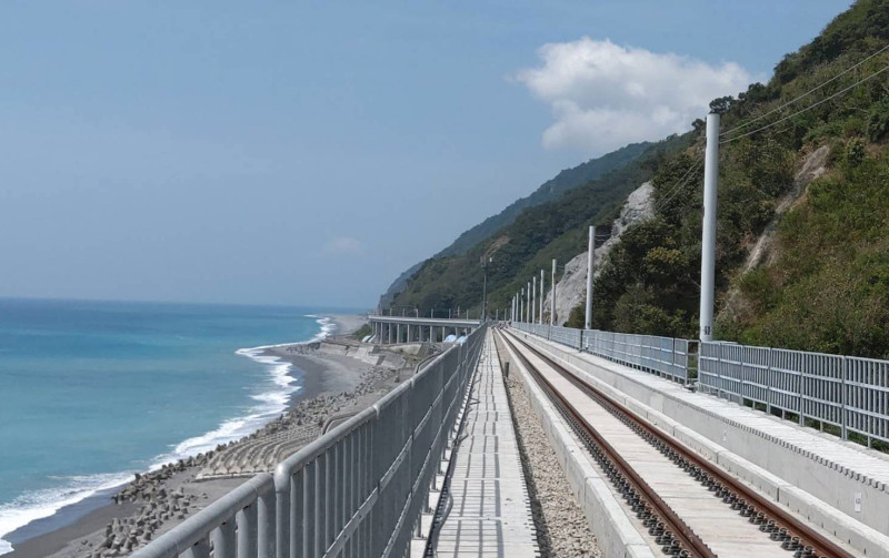 南迴線多良段2.7公里改建成依山傍海的高架道路行駛。   圖：翻攝自交通部臉書