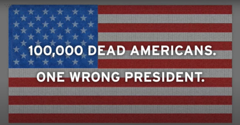 「林肯計畫」發布一個短片，以整排屍袋排成美國國旗，諷刺美國總統川普政府防疫不力。   圖：翻攝The Lincoln Project Youtube