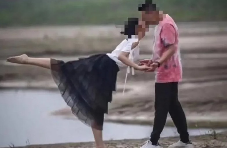 中國有攝影師拍下一對男女在沙灘上的接吻照，被取名為「芭蕾之吻」，沒想到疑似是一場不倫戀。   圖：翻攝微博