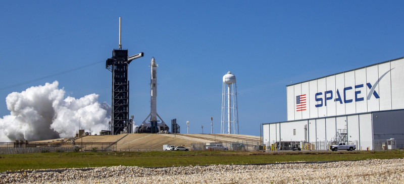 SpaceX創辦人馬斯克透露猛禽火箭發動機的生產出現「危機」，如果情況沒改善，公司將面臨破產風險。   圖：翻攝自@SpaceX推特