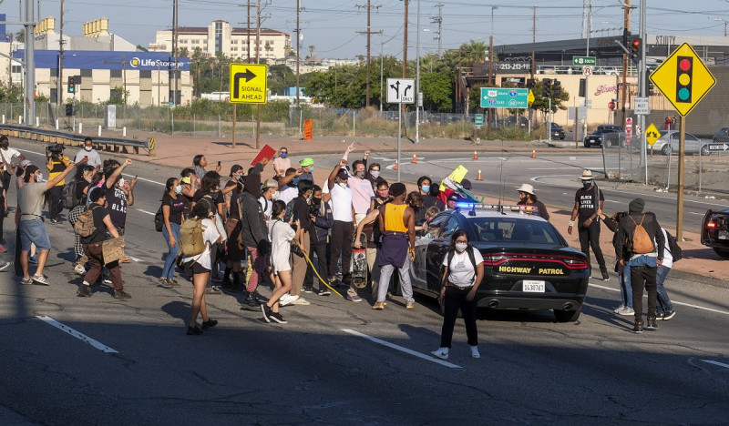 美國各地非裔族群在洛杉磯公路上抗議，並且包圍警車。   圖：達志影像/美聯社