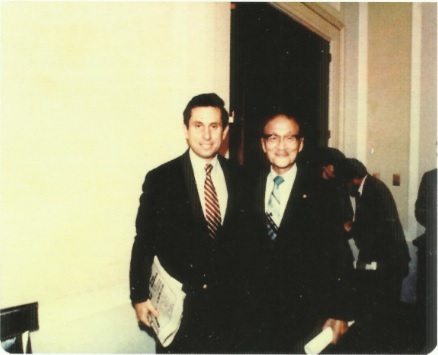 1981年從事美國國會遊說時郭雨新與眾議院亞太小組召集人索拉茲合影   張文隆/提供