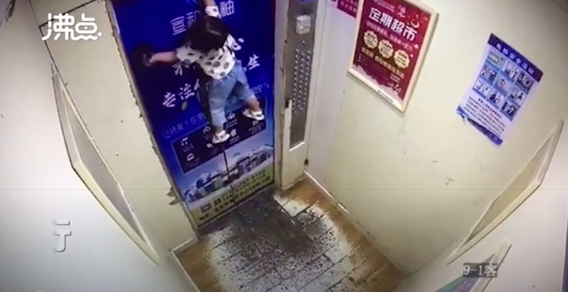 2歲女童和家人出門逛街，卻因手腕繫的安全牽引繩被電梯門夾住，在電梯上升後被吊起，懸空掛在電梯門上。   （畫面擷取自騰訊視頻）
