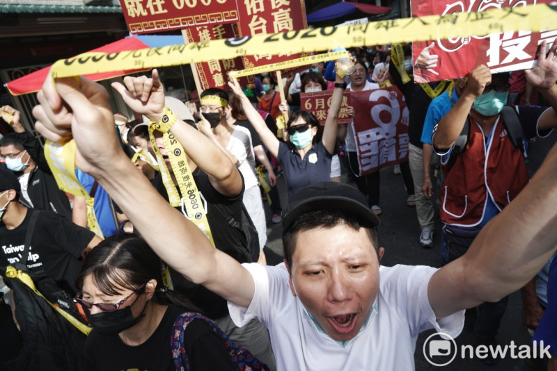 數百位罷韓支持者在余登發故居前遊行。   圖：張良一/攝
