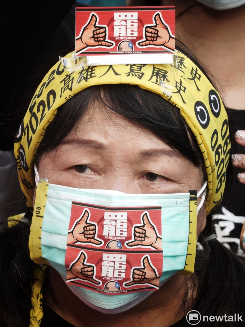 一位罷韓支持者在罷韓黃絲帶和貼紙貼在臉去上，相當吸睛！   圖：張良一/攝
