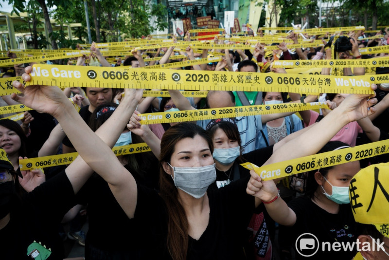 數百位罷韓支持者高舉罷韓黃絲帶，擠爆捷運南岡山站前廣場。   圖：張良一/攝