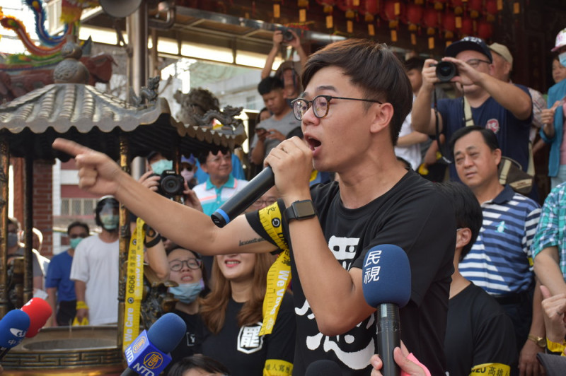 台灣基進新聞輿情部副主任張博洋說，打壓台灣民主的政府要翻倒。   圖：孫家銘／攝