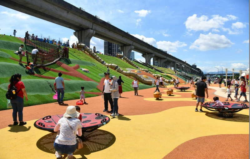 新北大都會公園的「台灣特色動物」主題遊樂區有31座特色滑梯及 100組各式遊具設施，是全台灣最大的全齡化共融式堤坡滑梯樂園。    圖：新北市新聞局提供