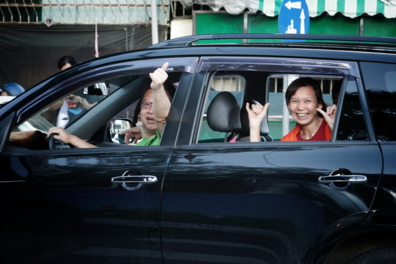 一些開車的市民向參加罷韓三山演習的民眾比出罷韓手勢。   圖：張良一/攝