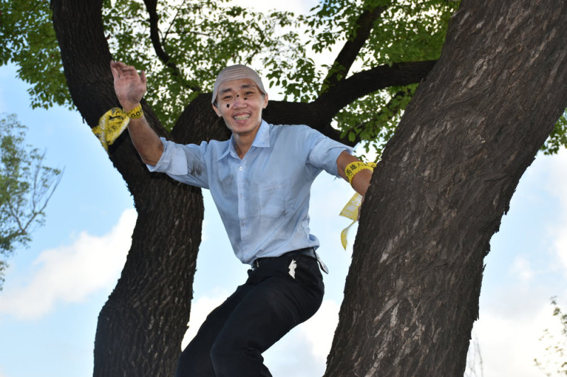 半路有人扮韓國瑜演出爬樹的橋段。   圖：孫家銘/攝