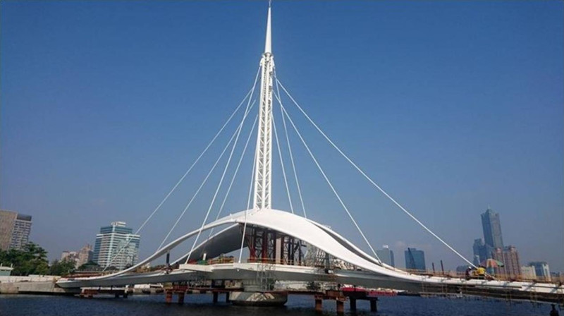2019年初已完工但未啟用的高雄大港橋，2019年11月在行政院公共工程委員會舉辦「第19屆公共工程」，榮獲金質獎。   公共工程委員會官網