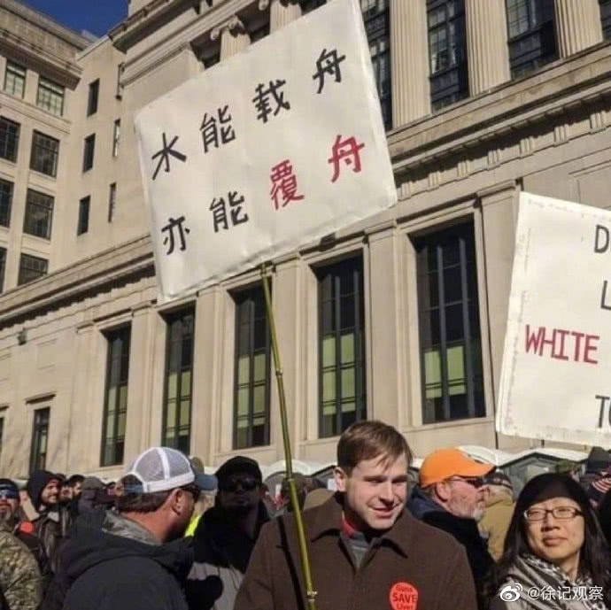 該訊息還附上數張出現中國標語的示威抗議照片。   圖：翻攝微博