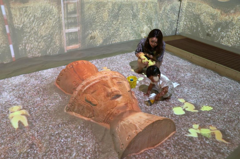 《魔幻考古沙坑》絢麗的聲光特效，呈現考古學各種有趣面貌。   圖：十三行博物館提供