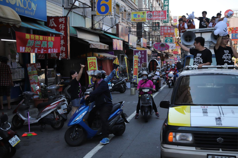 罷韓團體「Wecare高雄」1日發起罷韓車隊掃街行動,路上民眾力挺。 圖:翻攝自Wecare高雄臉書