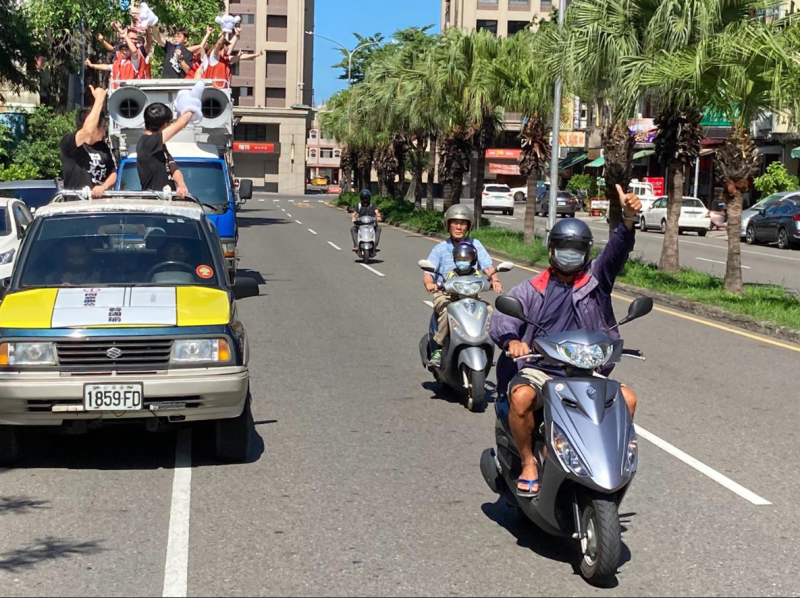 罷韓團體「Wecare高雄」1日發起罷韓車隊掃街行動,路上民眾力挺。 圖:翻攝自Wecare高雄臉書