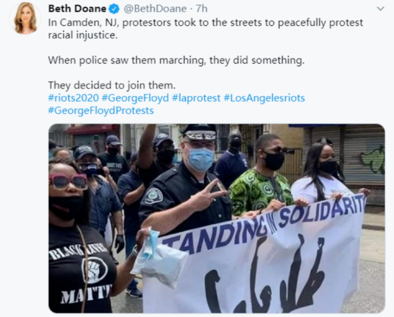 美國至少有7個地方出現部分警察加入抗議人群，與抗議者一起為非裔人士討公道的遊行中。   圖：翻攝自環球時報