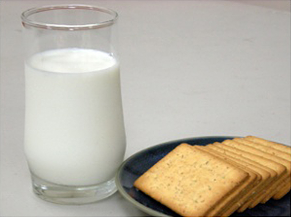 國健署建議民眾每日早晚可喝一杯牛奶，或攝取乳製品，來增加鈣質攝取。   圖：取自農委會農業知識入口網