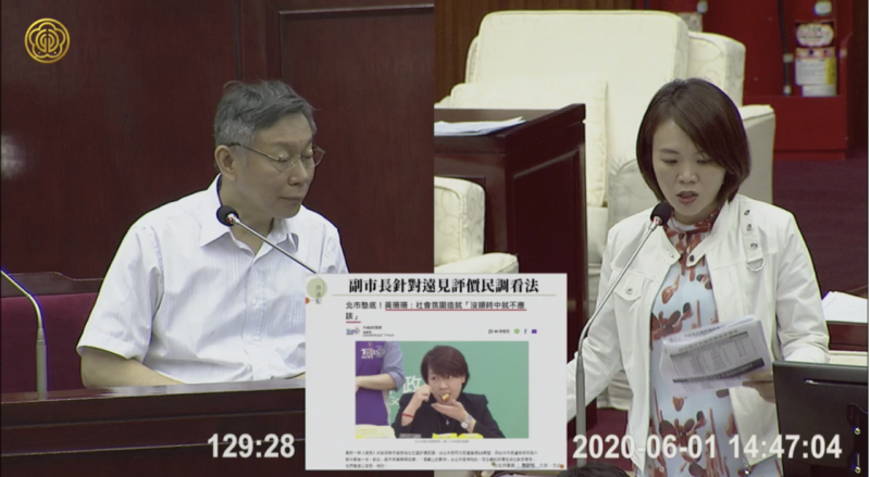 民進黨議員簡舒培今問台北市副市長黃珊珊回應北市民調墊底，台北市長柯文哲竟回：「她在吃什麼？」   圖：翻攝台北市議會影音