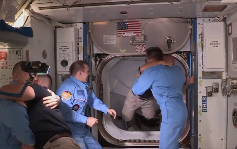 飛龍號太空船順利抵達國際太空站，兩名太空人與三位前輩相見歡，互相擁抱。   圖：取自NASA推特