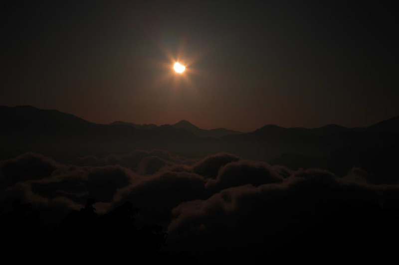 2012年5月21日在小笠原山拍攝的日環食雲海。   圖：漫步在雲端的阿里山/提供