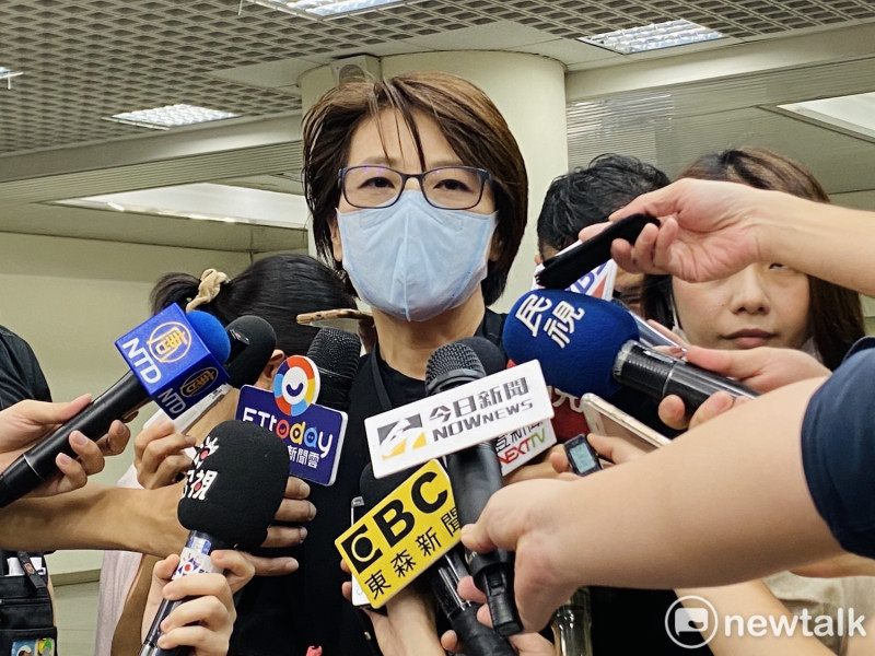台北市副市長黃珊珊走入議會時被媒體堵訪。   圖：周煊惠 ／攝