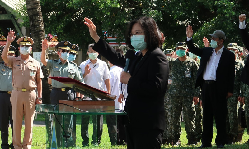 總統蔡英文2日與官兵舉起右手承諾「秉持勇氣好好努力，開創自己的未來」   圖：林朝億/攝