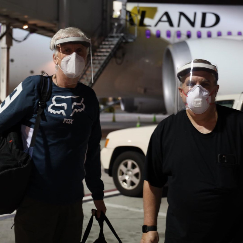 近日《阿凡達2》製片Jon Landau貼出與導演詹姆斯卡麥隆抵達紐西蘭的合照，戴上口罩遵守防疫規定。   圖 : 翻攝自Jon Landau IG
