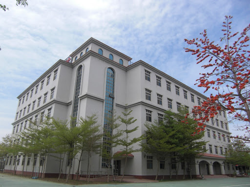 嘉義縣稻江管理學院7月31日後停辦，除畢業生外，1100多名學生被要求轉校，他們不滿並成立自救會，今天在校門口抗議，訴求原校畢業，盼教育部駁回稻江停辦申請。   圖 : 翻攝自toko.edu.tw