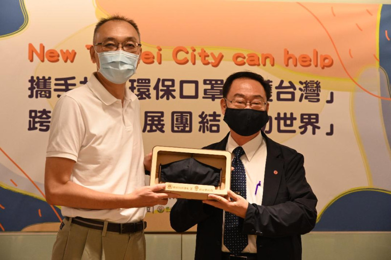 黎明技術學院校長林明芳（右）代表捐贈900碼多層環保奈米銀離子防護口罩布料給新北市政府，副市長謝政達代表接受。    圖：新北市教育局提供