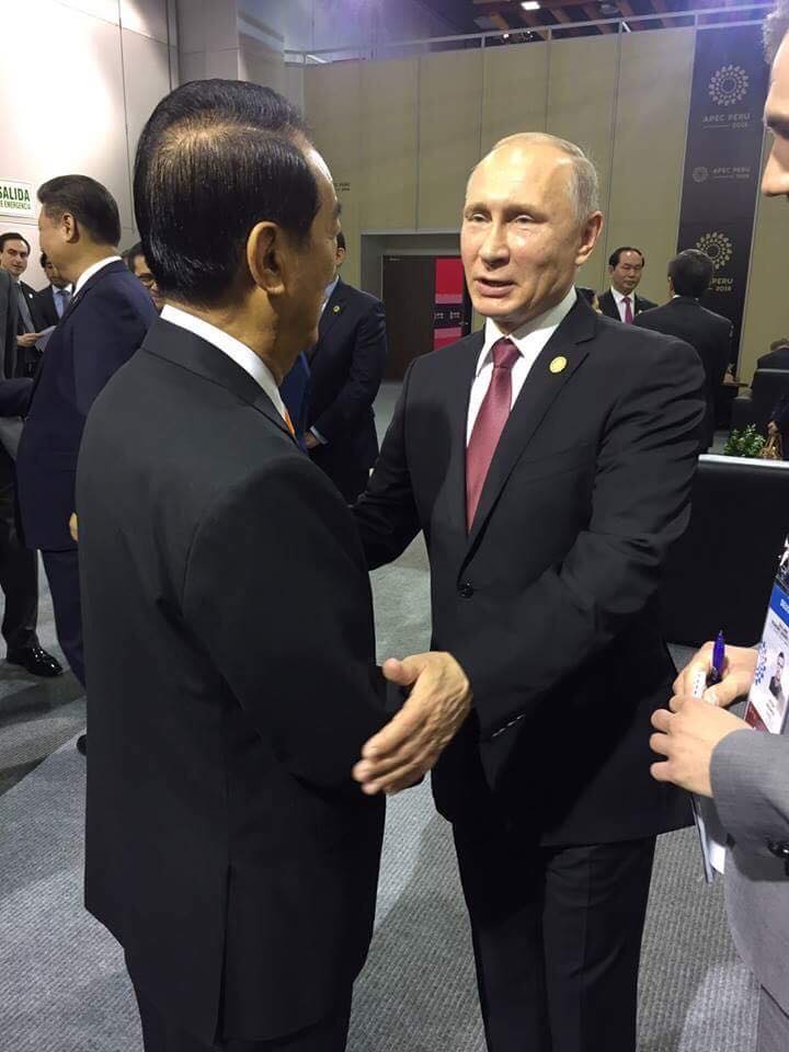 前省長宋楚瑜與俄羅斯總統普丁寒暄，中國領導人習近平在後   圖：擷取自臉書