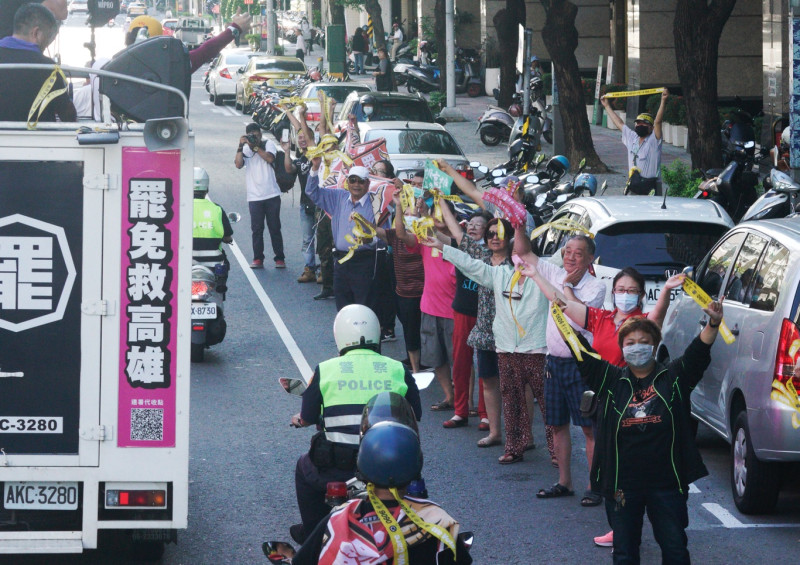 罷韓支持者在路口向掃街車隊上的人員加油打氣。   圖：張良一/攝
