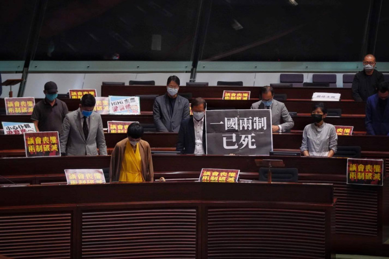 香港立法會泛民主派議員日前對國歌法表達抗議   圖:擷取自twitter