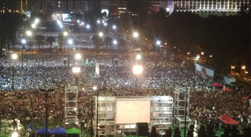 晚會至結束前，已逾萬人進入維園響應。   圖：翻攝自推特