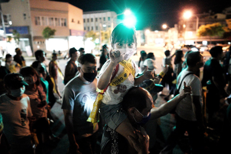 一位小女孩坐在爸爸肩上一起參加罷韓遊行。   圖：張良一/攝