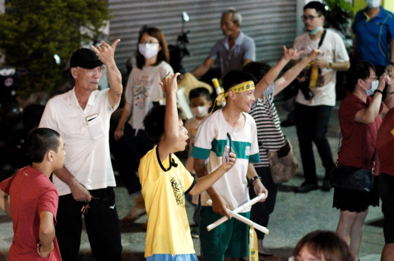 路旁的市民和罷韓遊行隊伍相呼應。   圖：張良一/攝