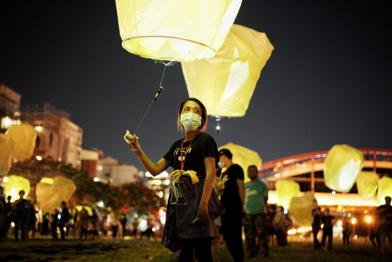 一位罷韓志工拉著科技天燈等罷韓支持者寫下對罷韓透票的期許。   圖：張良一/攝