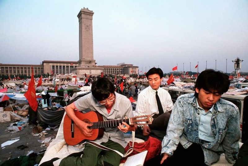 何韻詩在臉書貼出一張當年北京天安門廣場參加學運的學生照片。   圖：翻攝何韻詩HOCC臉書