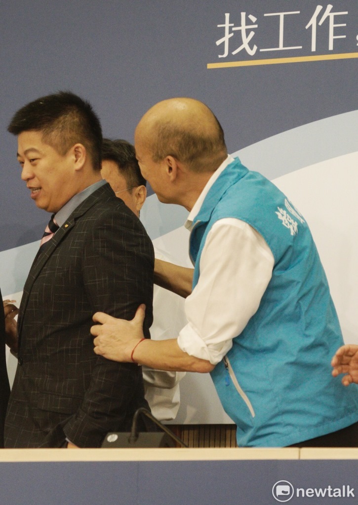 高雄市長韓國瑜出席「新鮮求職秘笈 找工作來高雄」記者會後，雙手握住高雄市鳳山工業區工廠協進會常務理事的雙臂致意。   圖/張良一攝