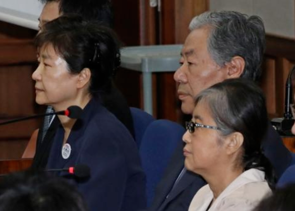 閨密干政案，韓國前總統朴槿惠(左)判刑20年。圖為朴槿惠與崔順實並肩受審。   圖：翻攝自海外網微信公眾號（資料照）