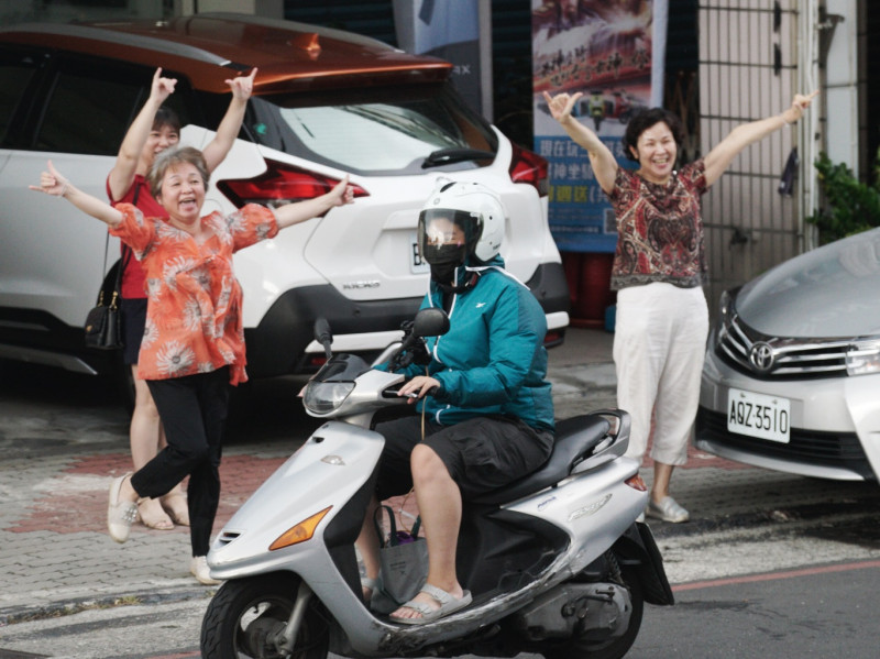 三位市民向罷韓車隊揮手致意。   圖：張良一/攝