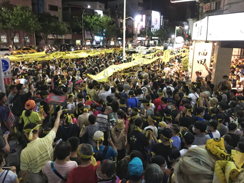 罷韓支持民眾今力拼集氣衝破十萬人遊行   圖:張良一攝