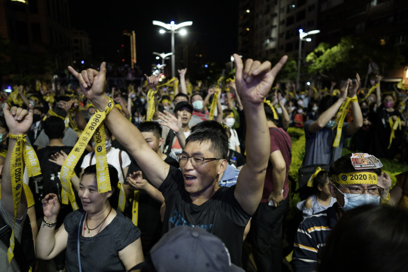 上萬名罷韓支持者走到遊行終點時，一起呼喊罷韓口號，並高舉民主黃絲帶。   圖：張良一/攝
