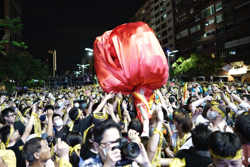 罷韓團體將巨型的紅色印信傳遞至市民手中橋段，象徵市民收回賦予韓國瑜的權利力，返權於民，為罷免投票前夕帶來最高潮。   圖：張良一/攝