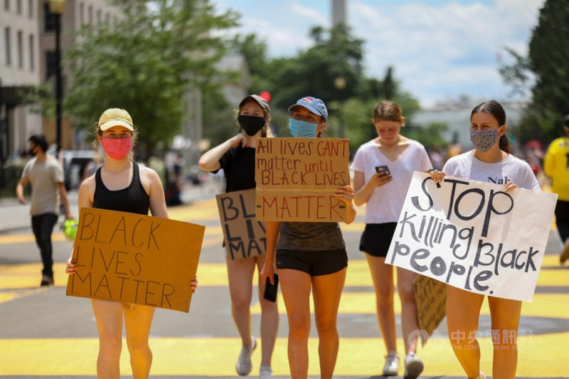 美國華府特區市長鮑賽5日在白宮外路面漆上「黑人的命也是命」大字，吸引不少手舉抗議標語的示威民眾到場支持。   圖/中央社
