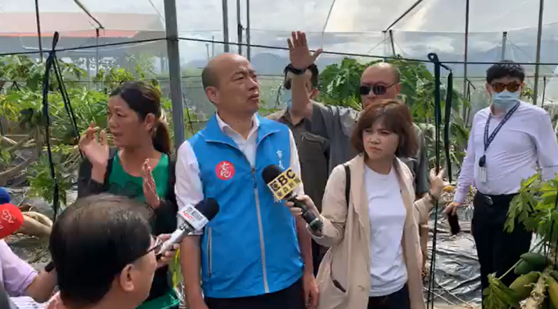 高雄市長韓國瑜(中)在罷韓投票當日視察木瓜農損情形。   圖:翻攝自韓國瑜臉書直播