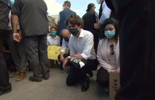 加拿大總理杜魯道與數以千計的抗議群眾一起單膝跪地，   圖/翻攝自推特
