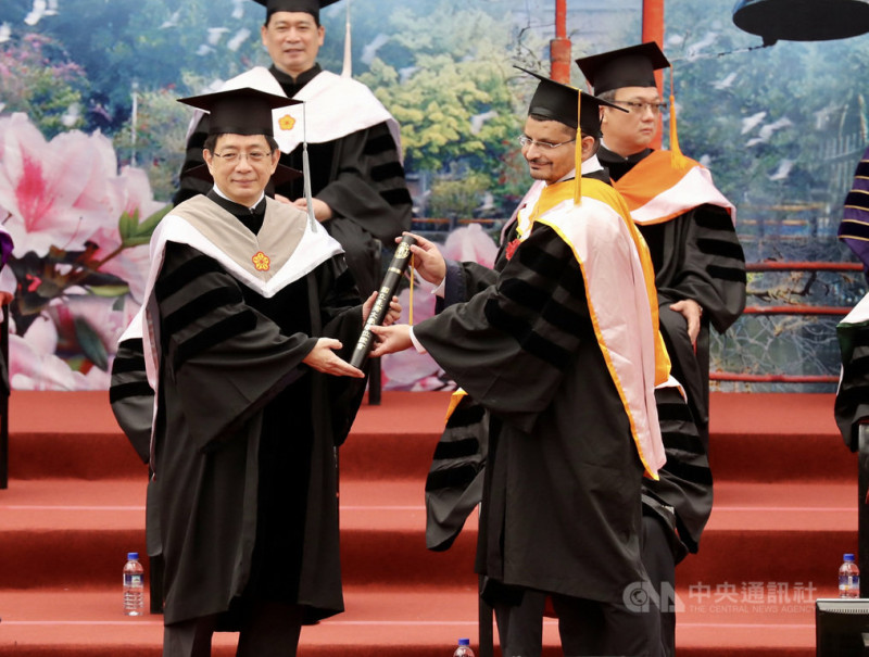 台灣大學6日舉行畢業典禮，校長管中閔（前左）頒發畢業證書給畢業生，向畢業學生表達誠摯的祝福。   圖/中央社