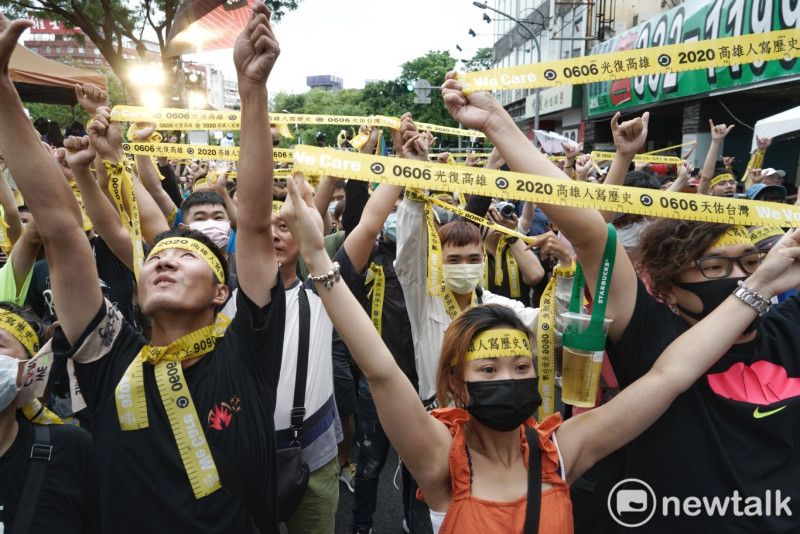 許多支持罷韓民眾高舉象徵民主的黃絲帶，力挺罷韓。   圖：張良一/攝